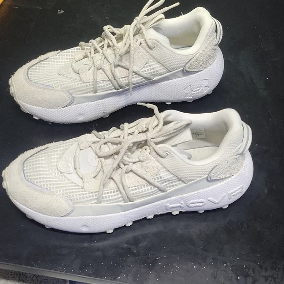 Mens 12 Under Armour Fat Tire Venture Pro shoes in white or light tan. Excellent - Picture 2 of 9